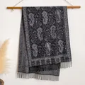 Sciarpa grigio scuro con motivo paisley e frange nere eleganti appesa a un gancio - Bxs-071 Bianco E Nero / 200x65cm