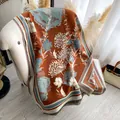 Sciarpa spessa in finto cashmere con motivo floreale e frange in rosso mattone - Marrone