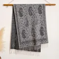 Sciarpa paisley blu-grigio con frange bianche su gruccia in legno e canne essiccate - Bxs-073 Grigio / 200x65cm