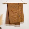 Bruine kasjmier-gevoel sjaal met paisley-patroon en franjes aan houten hanger - Bxs-060 Khaki / 200x65cm