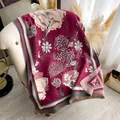 Sciarpa spessa bordeaux effetto cashmere con jacquard floreale grigio e frange - Rosso rosa
