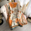 Sciarpa spessa in finto cashmere con stampa papavero double face e bordi sfrangiati - Arancione