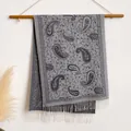 Grijze kasjmierachtige sjaal met paisley-patroon en franjes aan een houten roede - Bxs-63 Grijs / 200x65cm