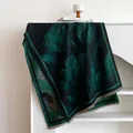 Detalle del patrón de tulipanes y flecos en una bufanda verde oscuro de tacto cachemira - 185x65cm / Verde