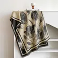 Elegante bufanda de cachemira beige con estampado de tulipanes negros y flecos finos - 185x65cm / Gris