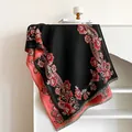 Makroansicht des Vintage-Paisleymusters und der Fransen am schwarzen Kaschmir-ähnlichen Schal - 185x65cm / Schwarz-Rot