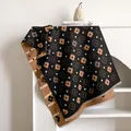 Bufanda reversible negro y camel con estampado floral, flecos suaves y textura de cachemir - 185x65cm / Negro