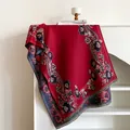 Makroaufnahme von rotem Paisley-Blumenmuster auf warmem Kaschmir-Schal mit Fransenrand - 185x65cm / Rot