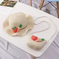 Détail d'un chapeau de paille enfant et sac assorti avec décors fraise et carotte - Ensemble chapeau / Beige