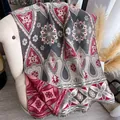 Ethno-Schal aus Kaschmir-Imitat mit grau-rotem Blumen-Jacquard und feinen Fransen - 185x65cm / Grau Rot
