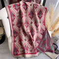 Bufanda étnica ikat roja y verde azulado en cachemira sintética con borlas elegantes - 185x65cm / Rojo y Verde