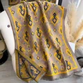 Bufanda tacto cachemira con estampado ikat marrón y amarillo y flecos en una silla - 185x65cm / Amarillo