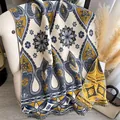 Scialle effetto cashmere con motivi paisley blu marino e giallo e bordi con frange - 185x65cm / Sfumatura Beige Blu