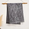 Écharpe châle rétro à motif paisley gris et noir avec de longs détails de franges - 200cmx65cm / BXS-187 Gris