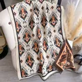 Bufanda de cachemira boho con estampado ikat naranja y negro y detalle de flecos - 185x65cm / Naranja Beige