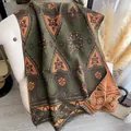 Ethno-Kaschmir-Schal in Olivgrün und Orange mit Blumenmustern und feinen Fransen - 185x65cm / Grün