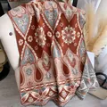 Ethno-Schal aus Kaschmirimitat in Ziegelrot mit Vintage-Mustern und feinen Fransen - 185x65cm / Braun