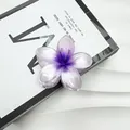 Elegante molletta per capelli a forma di fiore di frangipane viola sfumato da mare - 8cm / Viola Perlato