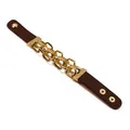 Dettaglio del bracciale in pelle marrone scuro con catena in metallo dorato e bottoni - Marrone Scuro