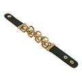 Dettaglio del bracciale in pelle PU verde con catena oro a tre file e bottoni - Verde