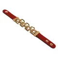 Dettaglio del bracciale in pelle PU rossa con motivo litchi e maglia in metallo dorato - Rosso