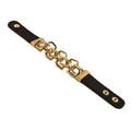 Dettaglio di un bracciale in pelle PU marrone con cinque grosse maglie di catena in oro - Nero