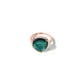 Makroaufnahme des birnenförmigen grünen Kristallrings mit Halo-Fassung in Roségold - US 6 / Roségold + Smaragdgrün