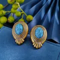 Vintage χρυσά σκουλαρίκια με τυρκουάζ cabochon και μπαρόκ μεταλλικές λεπτομέρειες - Μπρονζέ Και Όψη Τιρκουάζ