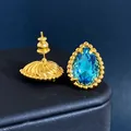 Boucles d'oreilles gouttes dorées avec cristal bleu foncé et bordure perlée chic - Or + Bleu Mer