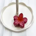 Pinza per capelli a forma di plumeria con sfumatura rosso rosa lucido per le vacanze - 6cm / Rosso Anguria