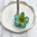 Pinza per capelli a forma di plumeria blu sfumata in acetato per stile da spiaggia - 6cm / Blu