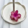 Pinza per capelli a fiore di frangipane rosa sfumato in acrilico lucido per donne - 6cm / Rosa