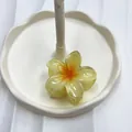 Elegante pinza per capelli a forma di fiore di frangipane con sfumatura gialla - 6cm / Giallo