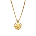 Klassische goldene Römische Münze Halskette mit gedrehter Kordelkette auf weißem Grund - Vintage-Münzhalskette / Gold