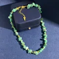 Detail van groene aventurijn kralen en gouden hanger op een donkerblauwe sieradendoos - Aventurijn Ketting