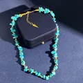 Bohemian ketting van natuurlijke turkoois steen met gouden kralen op blauwe doos - Turkoois Vierkant