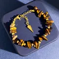 Natuurlijke tijgeroog kralenarmband met onregelmatige chips en gouden hanger - Tijgeroog Armband