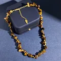 Natuurlijke tijgeroog stenen kralenarmband met gouden pijlpunt hanger in een sieradendoosje - Tijgeroog Ketting