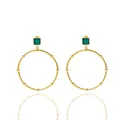Detalle de pendientes de aro dorados con piedra malaquita verde y textura de perlas pulidas - Incrustación de Malaquita Cuadrada / Dorado + Verde
