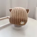 Dikke gebreide baby wintermuts met kattenoren en zonnebloem patch in kaki en koffiebruin - 46-48 cm / Khaki