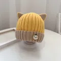 Gezellige gele gebreide babymuts met kattenoren en leeuwenbadge voor de winterwarmte - 46-48 cm / Geel