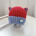 Gestrickte Wintermütze für Babys mit süßen Ohren und Löwen-Patch in Rot und Blau - 46-48 cm / Rot