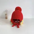 Berretto invernale neonato rosso lavorato a maglia con paraorecchie pulcino giallo e pompon - 48-50cm / Rosso