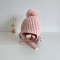 Dettaglio cappello in maglia rosa per neonati con pompon e ricamo a forma di uccello - 48-50cm / Rosa