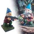 Statua di nano da giardino con cappello blu e fucile, mostrata in studio e all'aperto - Nano Pistolero Accovacciato Con Cappello Blu / 15CM