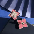 Dettaglio degli orecchini a quadrifoglio con intarsio rosa e bordo perlato argento - Argento e Calcedonio Rosa