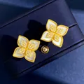 Λήψη macro από σκουλαρίκια τριφύλλι 18K με λευκή πέρλα και διαμάντια pavé - Χρυσό Μαργαριτάρι