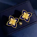 Dettaglio macro di orecchini a quadrifoglio in smalto blu e placcatura in oro 18 carati - Oro Blu Lapislazzuli