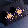 Dettaglio macro di orecchini a quadrifoglio in oro 18K con smalto blu e pavé di diamanti - Oro Rosa Blu Lapislazzuli