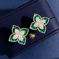 Dettaglio orecchini a quadrifoglio con malachite verde e centro in pavé di diamanti - Argento Malachite